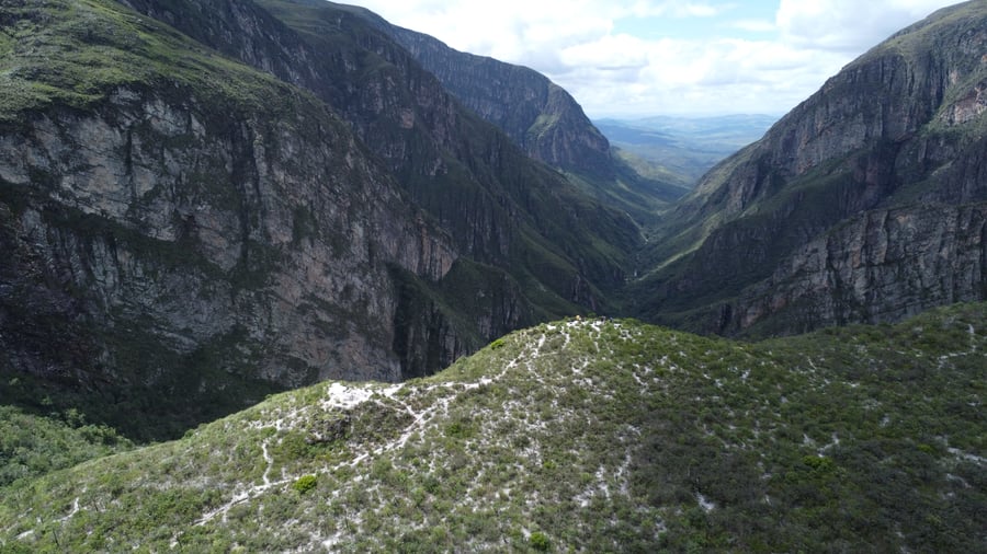 Rochas gigantes e vistas infinitas marcam o ponto mais icônico da trilha.