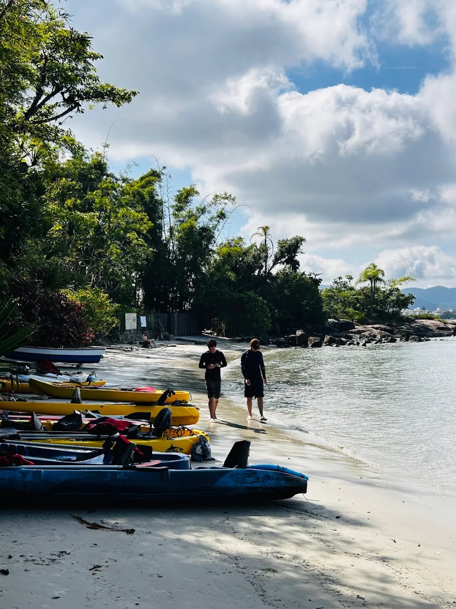 Junte-se à Continental Wind Floripa nesta expedição a remo. Oferecemos guias experientes e todo o suporte para você explorar a Ilha do Francês com total segurança.