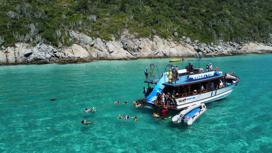 Passeio com toboágua e dois andares em Arraial do Cabo