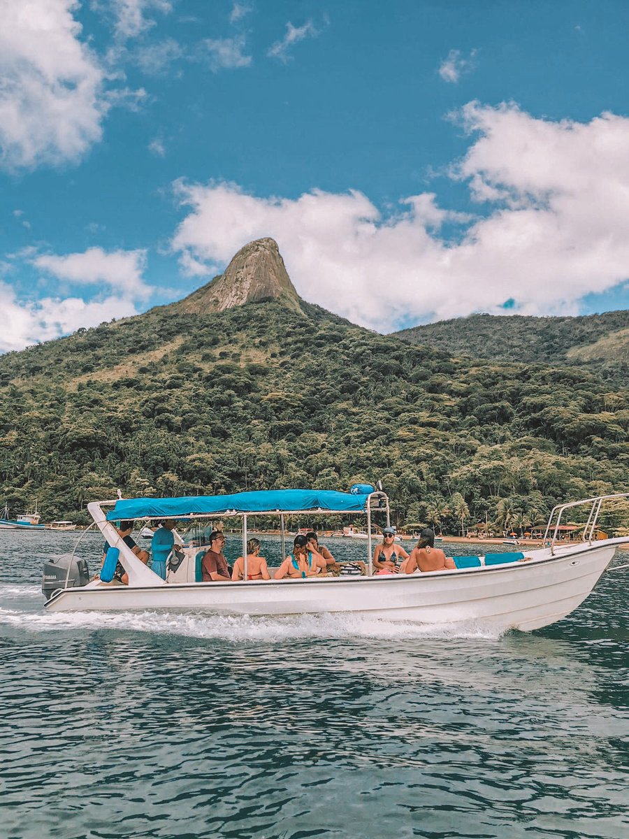Lancha compartilhada com capacidade para 12 passageiros