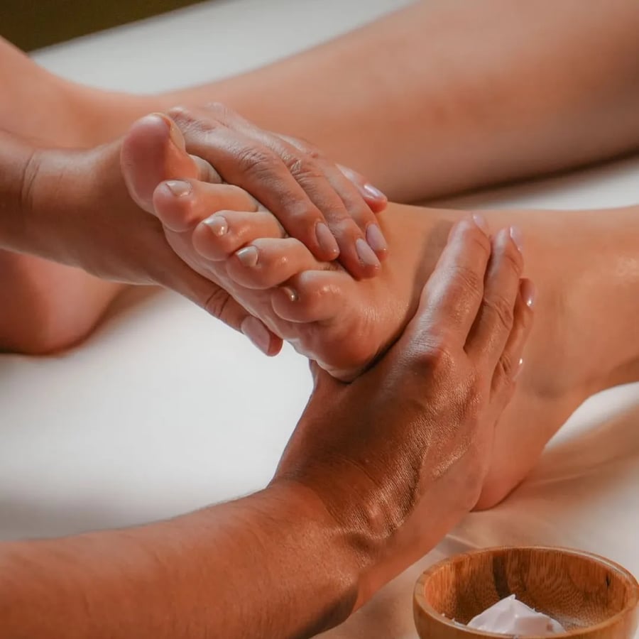 Relaxe seus pés e renove suas energias. Escalda-pés com ervas medicinais, esfoliação, hidratação e reflexologia podal relaxante. Um cuidado profundo para quem carrega o mundo nos pés.