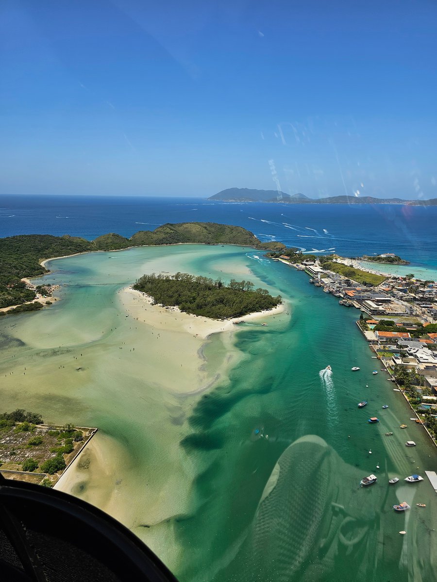 Sobrevoe a paradisíaca Ilha do Japonês em Cabo Frio. Contemple as águas rasas e o mar verde-esmeralda do melhor ângulo da região. Reserve com sinal de 10%!