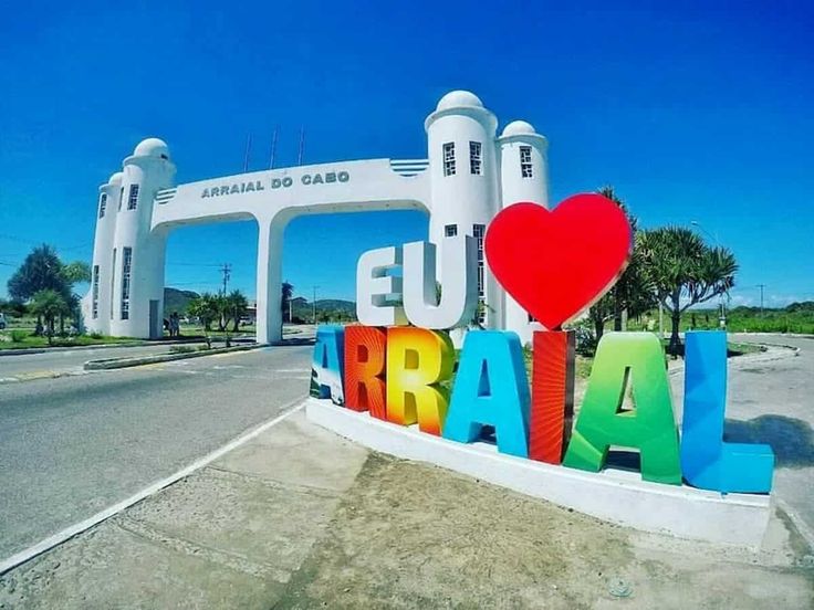 "Bem-vindos a Arraial! Onde cada esquina guarda uma nova aventura e muita beleza. 🌅🏖️"