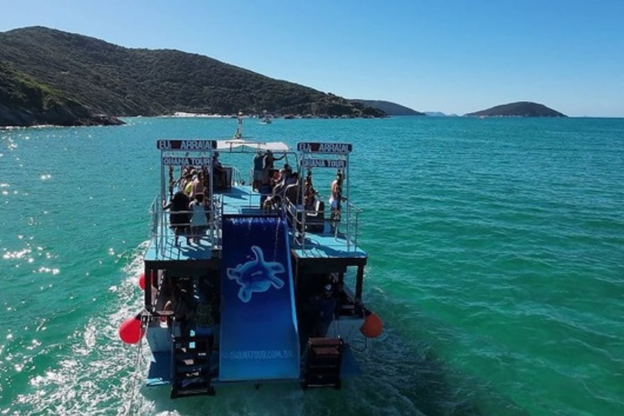 Embarcação OHANA  Venha conhecer o Caribe brasileiro em Arraial do Cabo❗️  ⛵️Nosso barco possui dois andares com cobertura no segundo andar, toboágua, balanços para foto, Wi-Fi, banheiro masculino e feminino, bar a bordo, animador e bote de apoio para desembarque nas praias. 🏖  🌊 Nosso roteiro 🔝 ✔️Ilha do farol  ✔️As Prainhas Pontal do Atalaia  ✔️Praia do Forno ✔️Perfil do Gorila  ✔️Fenda da Nossa Senhora  ✔️Impacto do Meteorito ✔️Gruta Azul  ✔️Gruta do Amor   ⏰O passeio tem duração de 4h. Cortesia: Wi-Fi e água durante todo o passeio.   📌 O embarque e o passeio podem sofrer alterações de acordo com as condições climáticas.  📌 Taxa de embarque de R$ 10,00 por passageiro não inclusa no valor do passeio, pago somente no dinheiro (gratuidade para menores de 5 anos e 60 anos de idade).   *Embarque: 10:30 h*  📌Check in 30min antes do horário do embarque.   📌 Havendo perda no horário do embarque não haverá reembolso.  📌Não é permitido a entrada de cooler, bolsa térmica, isopor, comida, bebida e aparelho de som.  📌Em caso de atraso ou falta dos mesmo ao fazer o check in no local, o valor do serviço prestado não é devolvido.  📌O sinal cobrado por pessoa não é devolvido em caso de desistência dos mesmo, nem abatido no valor dos demais, somente se a marinha cancelar o passeio.