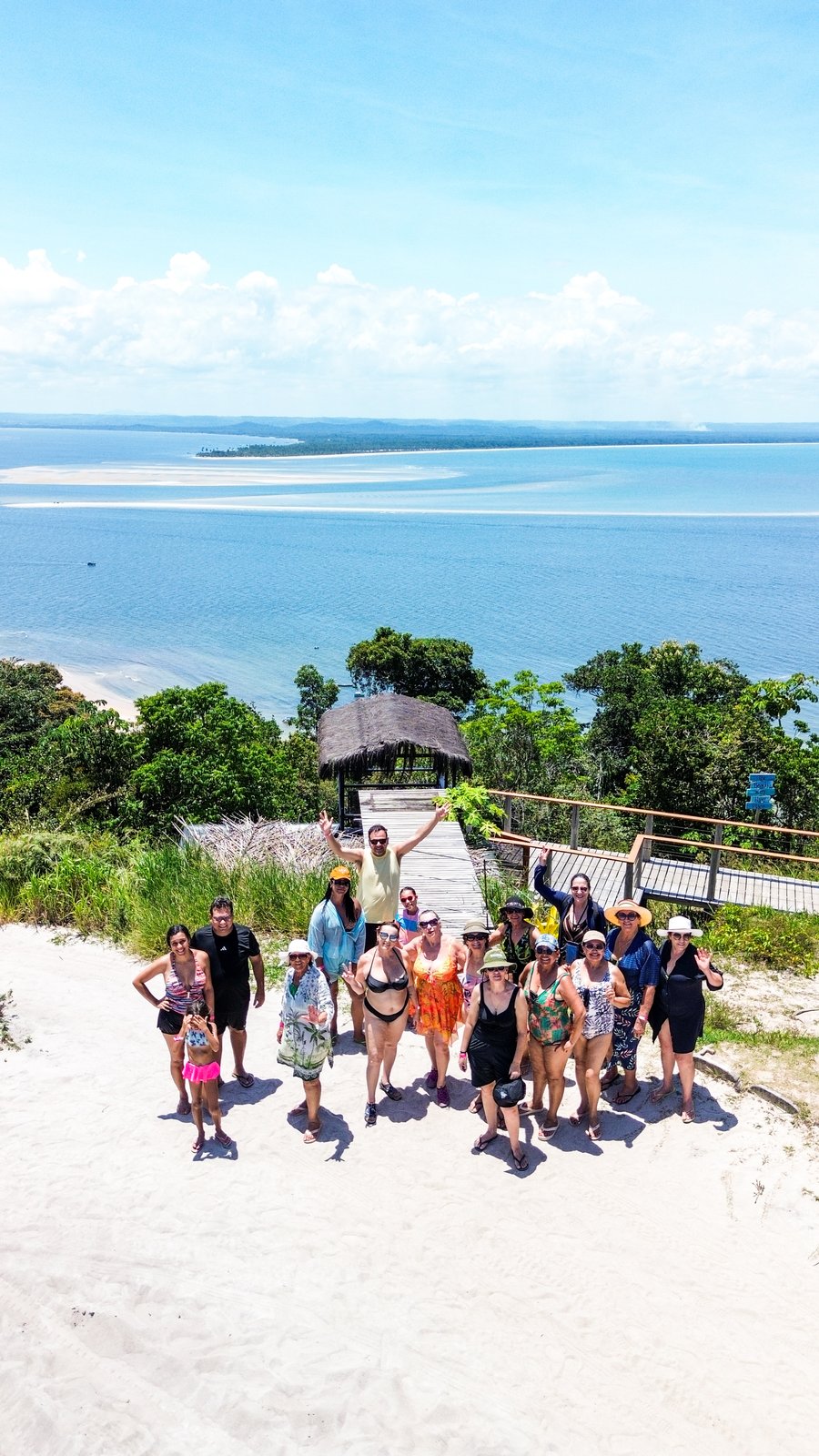 Um dos visuais mais impressionantes do passeio. Do Mirante do Sol é possível contemplar uma vista privilegiada da ilha e registrar fotos inesquecíveis.