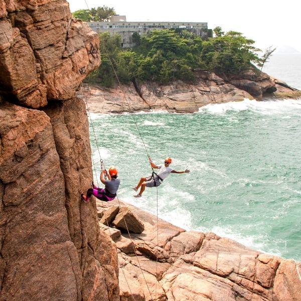 Rapel na Praia da Joatinga em grupo