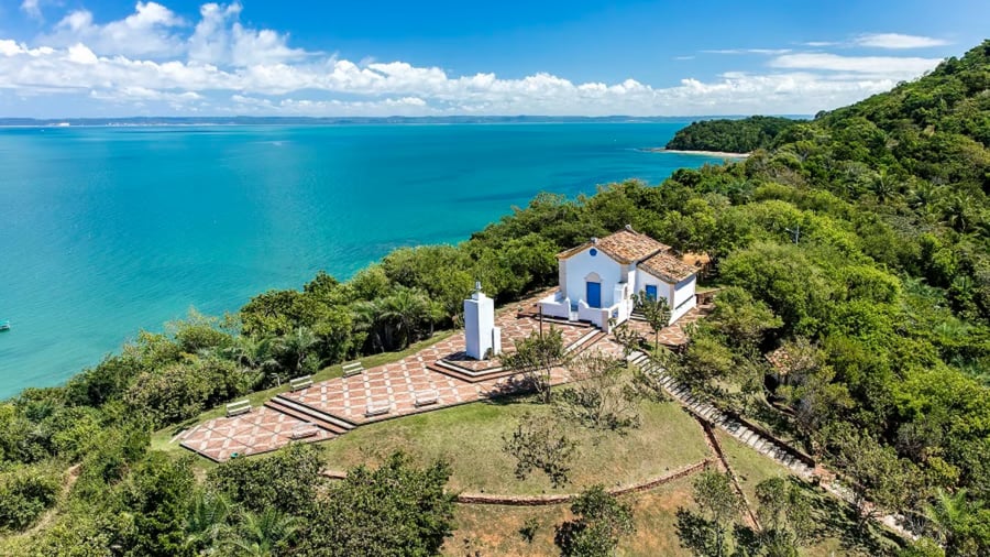 Acesso à praia na Ponta de Nossa Senhora, na Ilha dos Frades, com vista para as águas da Baía de Todos-os-Santos.