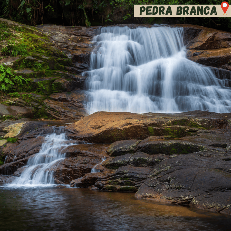 A Cachoeira Pedra Branca é uma das cachoeiras mais bonitas de Paraty. Ela se destaca por suas águas cristalinas e suas quedas d'água que formam piscinas naturais perfeitas para banho.