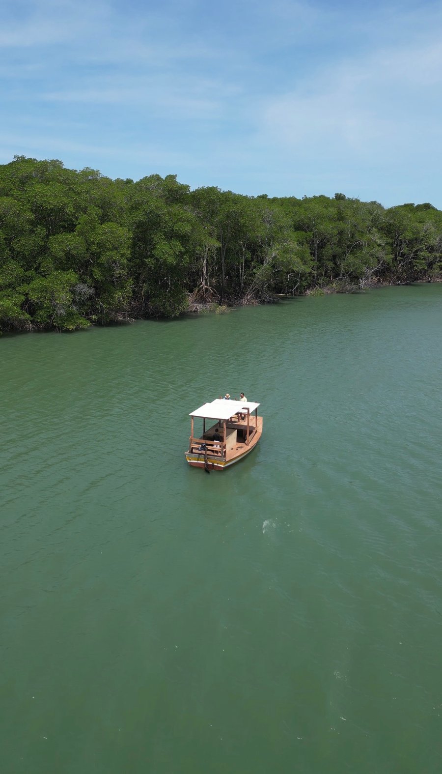 Rota 86 Tour - Vista do barco no meio do Rio Igaraçu (luís correia, parnaiba, piauí, passeios, rota das emoções).