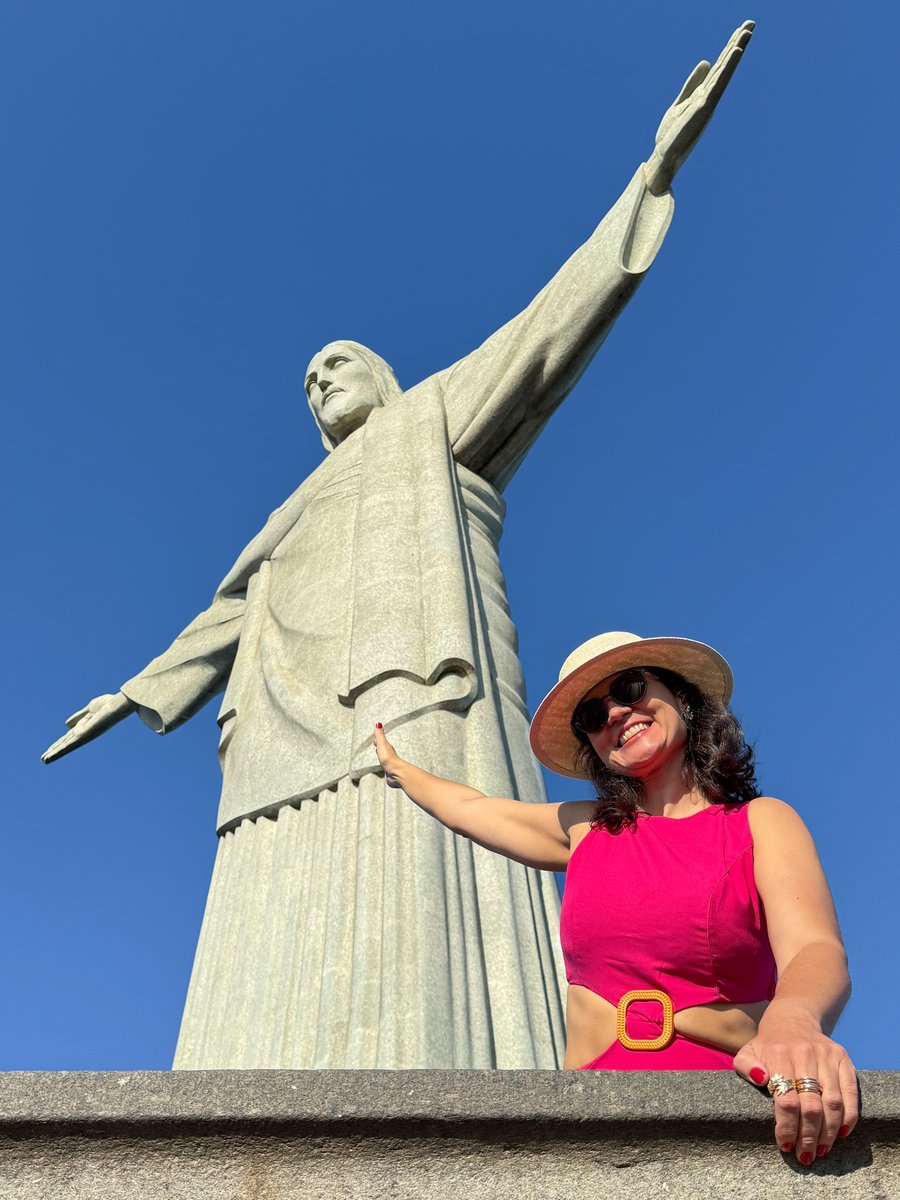 Fotos no Cristo Redentor com direção de poses e cenário turístico. Ensaio fotográfico no Rio de Janeiro com experiência guiada.
