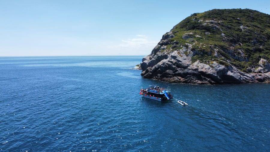 Passeio com toboágua e 2 andares em Arraial do Cabo