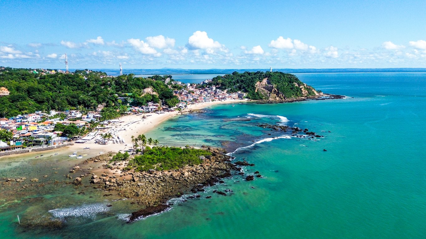Morro de São Paulo reúne praias, natureza, história e experiências para diferentes estilos de viagem.