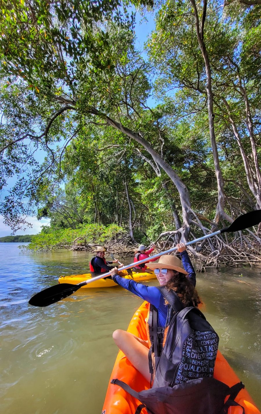Túnel de Mangue e Foz do Rio Igaraçu: Este é o roteiro clássico e mais procurada da região. O passeio começa com um trecho de barco ou canoa saindo do porto de Luís Correia até o ponto de início da remada. Os turistas remam cruzando as águas calmas da foz do Rio Igaraçu (o primeiro braço do Delta), entram por uma formação fechada e mágica conhecida como Túnel de Mangue e geralmente estendem o trajeto até o Morro do Gavião.