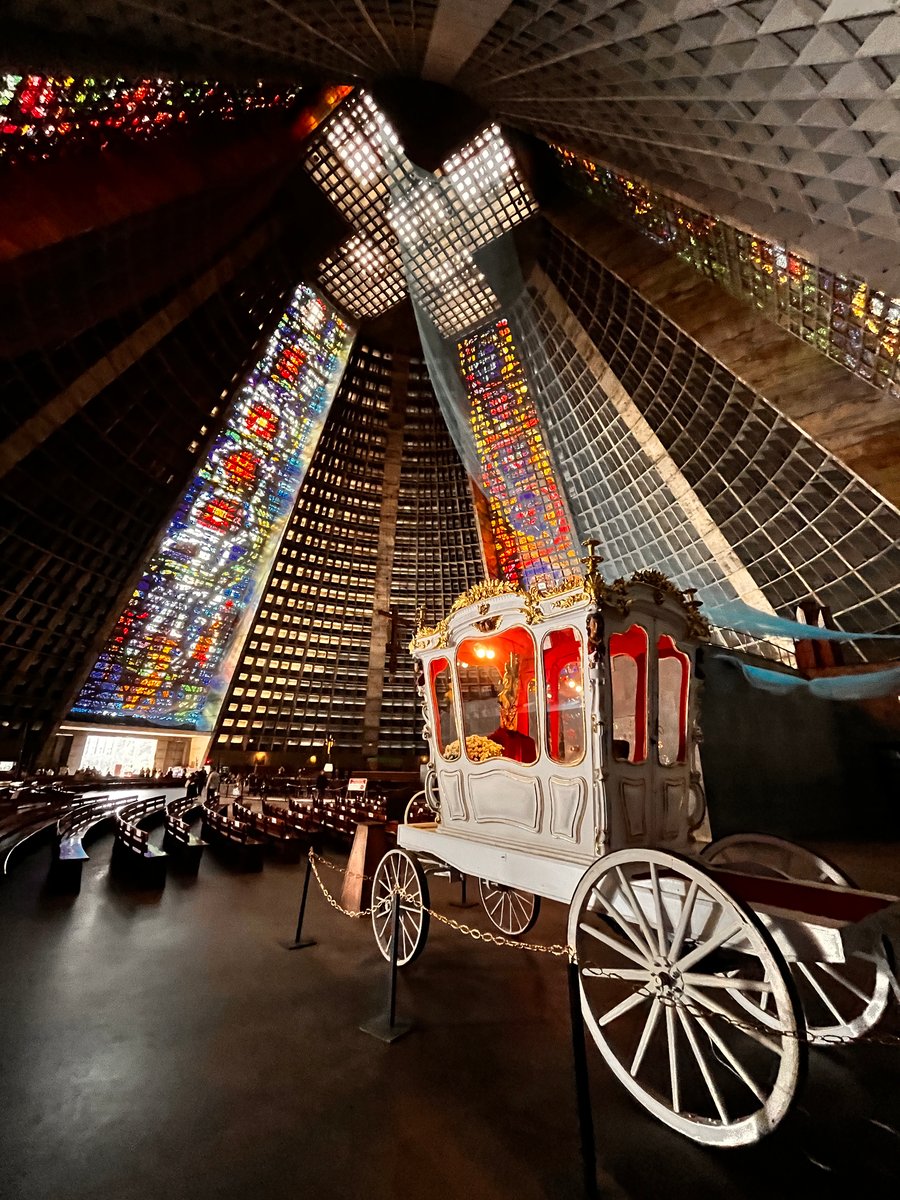 A Catedral Metropolitana do Rio de Janeiro é uma das maiores igrejas do mundo, com espaço para 20.000 pessoas.
