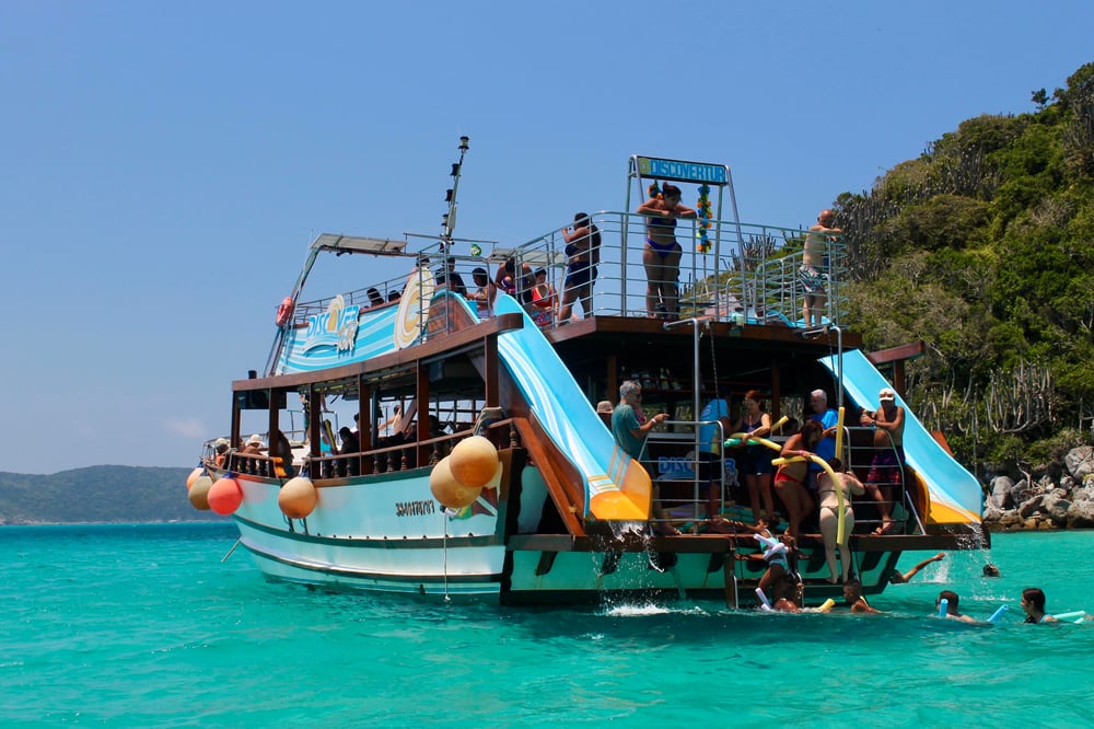 Passeio de Barco com 2 escorregas em Arraial do Cabo