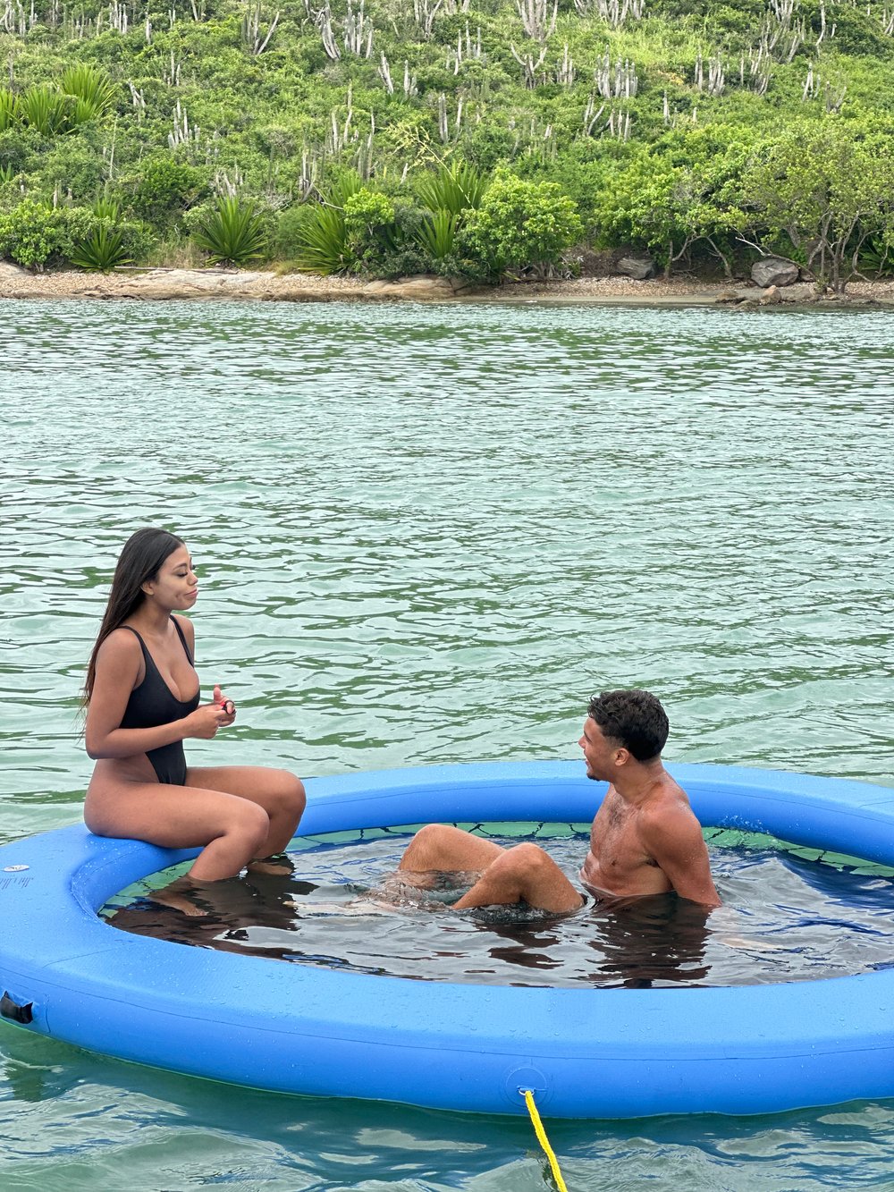 Passeio de lancha com piscina flutuante