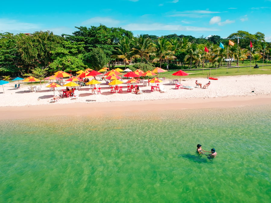 Praia da Gamboa com águas tranquilas e extensa faixa de areia para aproveitar o dia.