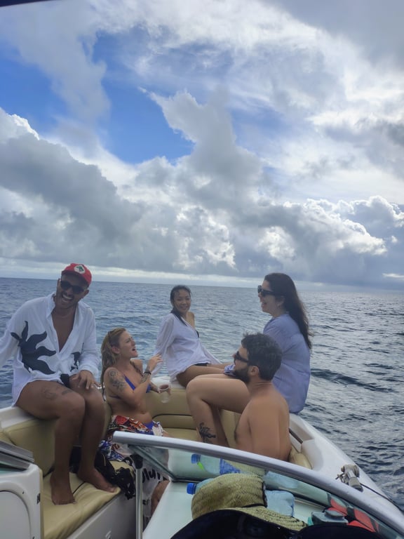 Explorar Ubatuba a bordo de uma lancha é uma experiência única