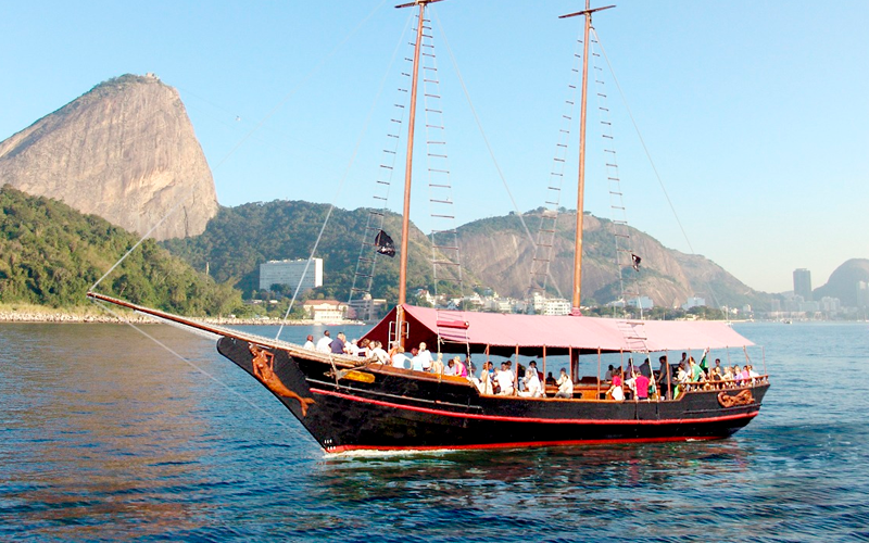 Passeio Saveiro Baía de Guanabara BRL 80,00 Saídas diárias, duração de 2 horas, com embarques iniciados às 09:00h na Marina da Glória.   Início do passeio 09:30h até  11:30h. Consiga fotos incríveis,  rodada de frutas, não havendo paradas para mergulho.   Um passeio excelente para ótimas fotos em um ambiente familiar e muito agradável.  Reservas antecipadas com a agência, via Pix ou pagamento direto na agência, cartões crédito +5%, podemos enviar link pagamento do Mercado Pago para Brasileiros