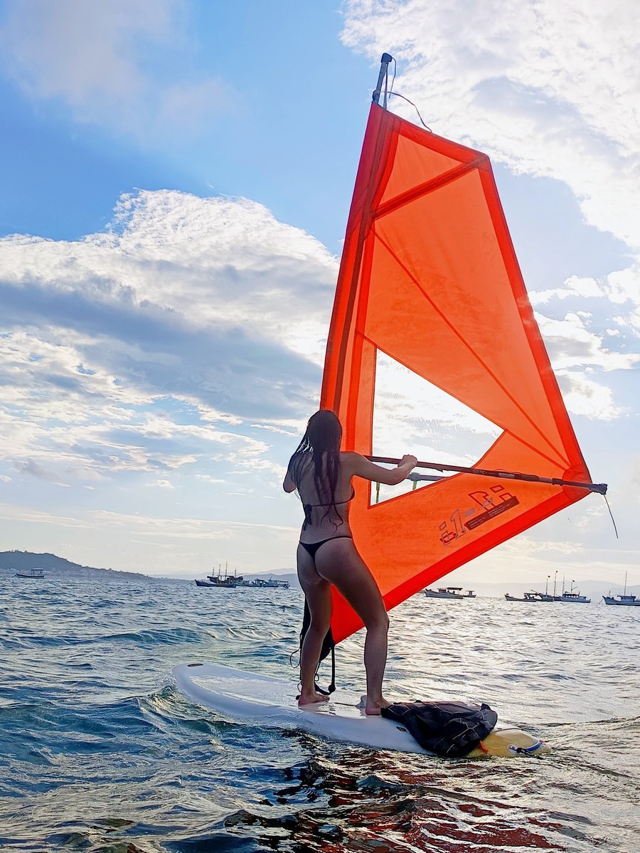 Navegar em orça (contra o vento) exige técnica de posicionamento e resistência física. O windsurf combina o melhor do treino aeróbico com o fortalecimento cardiovascular, aumentando a sua resistência e fôlego de forma natural em contato com a natureza.