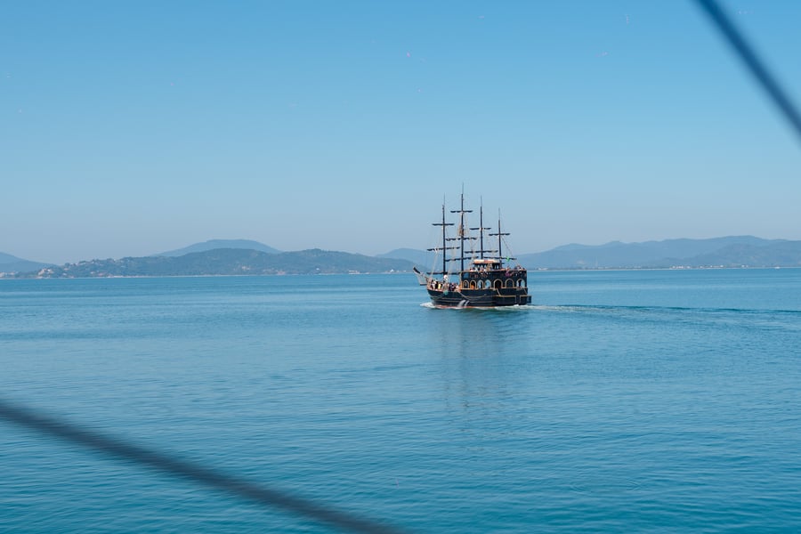 Foto del barco navegando