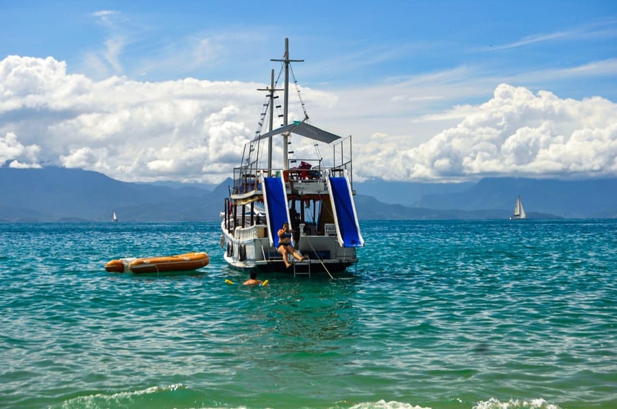 Escuna com capacidade para 50 pessoas com bar, restaurante e banheiro à bordo.