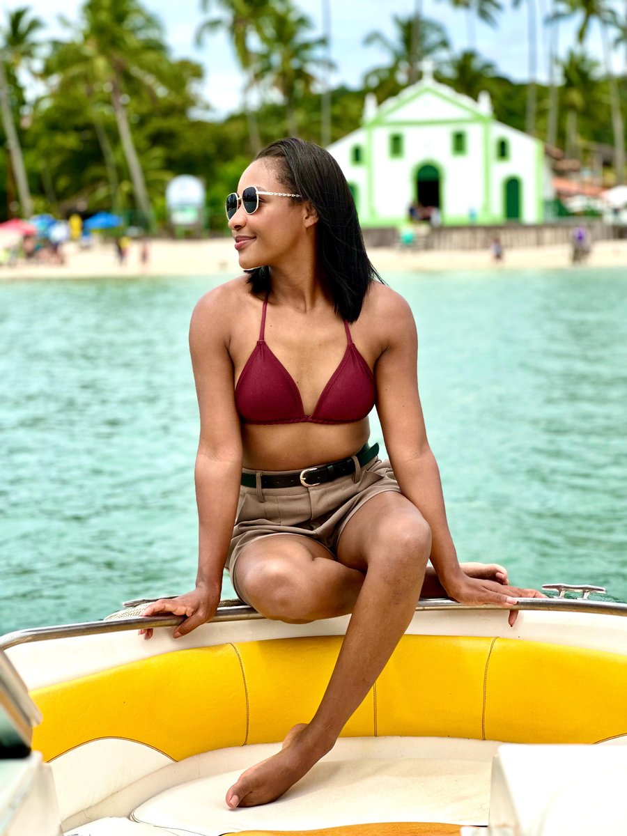 Foto da lancha com a capela no fundo