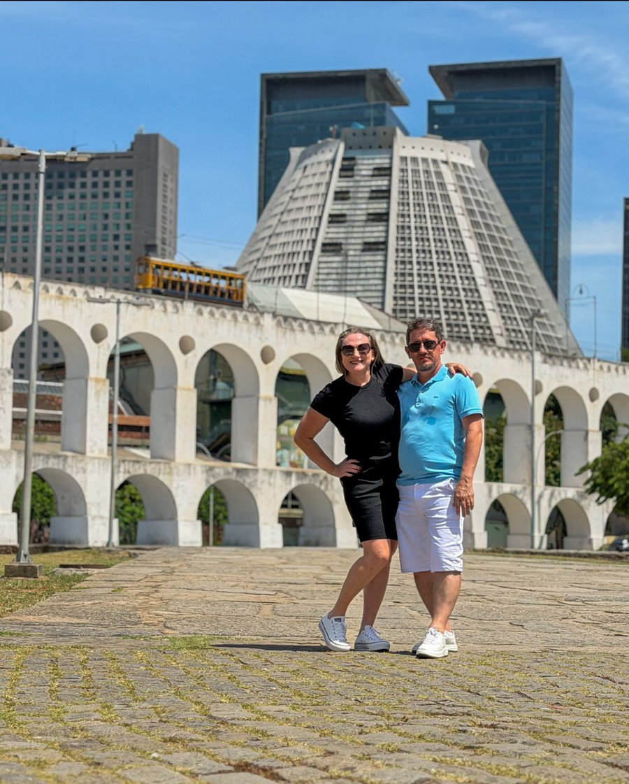     Conheça o Rio de Janeiro de forma exclusiva com roteiro passando pelos Arcos da Lapa, Bondinho, mirantes e Escadaria Selarón ao entardecer.