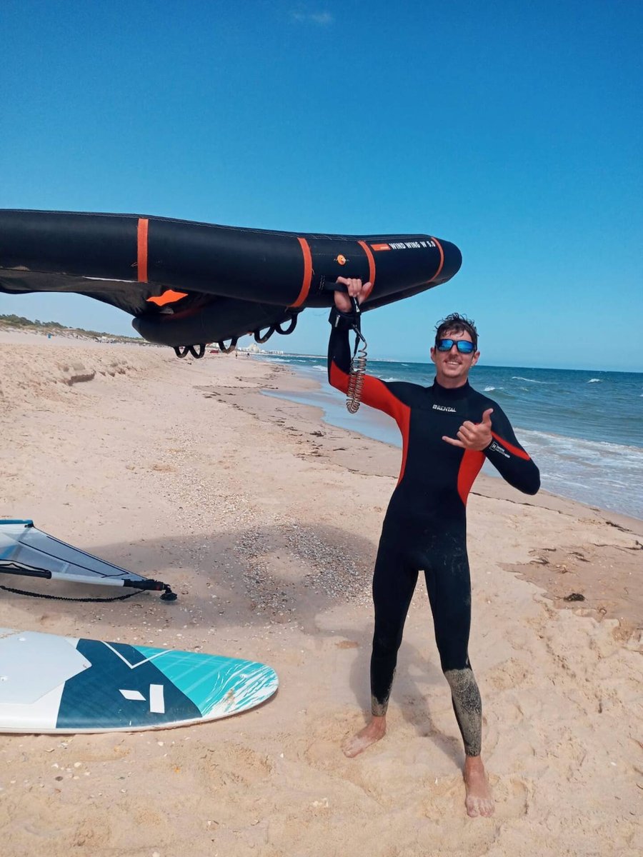 No mar, a felicidade é medida pela diversão. Sinta o vento no rosto e o barulho das ondas, descubra que o melhor velejador é aquele que mais sorri ao plana
