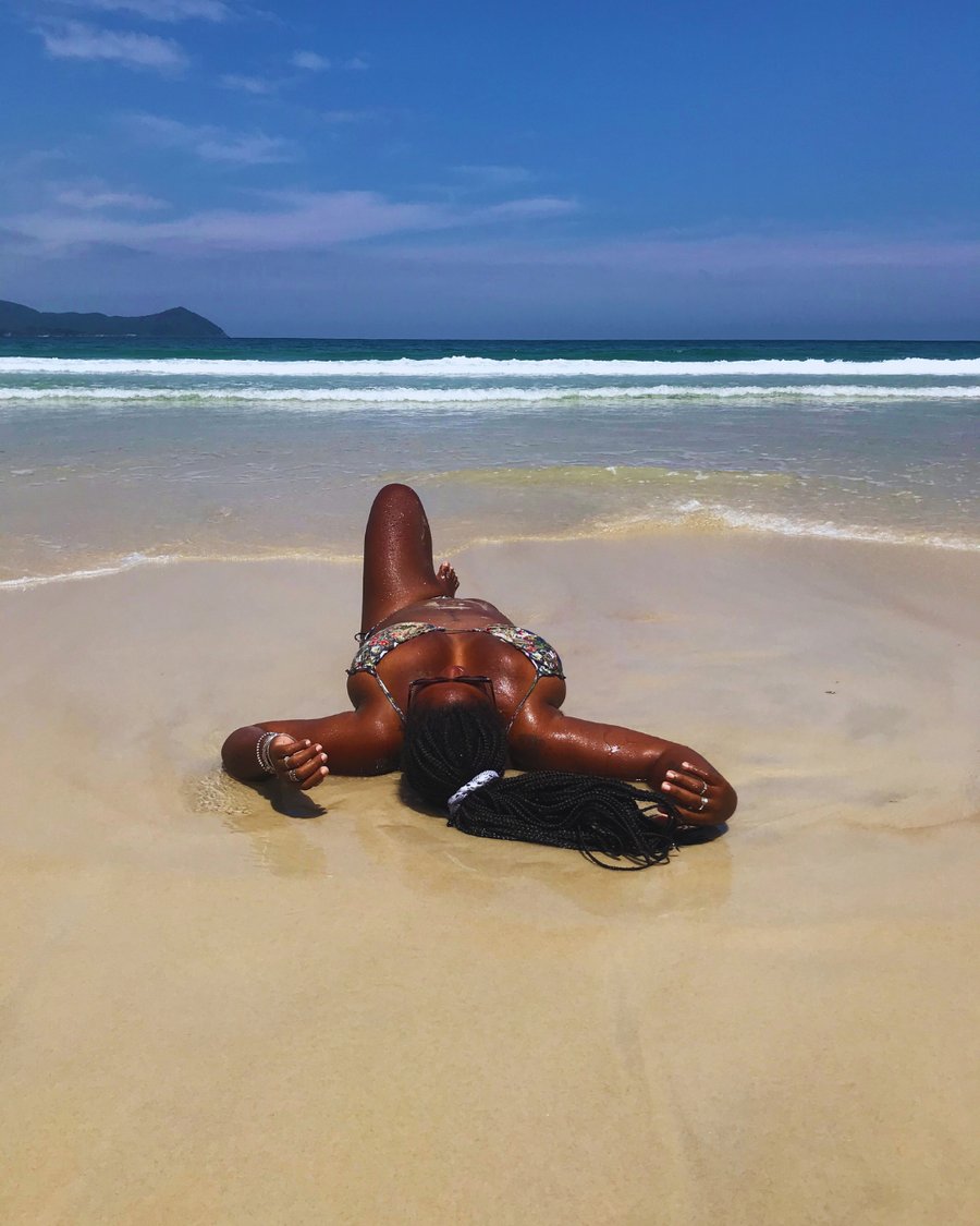 A areia é fina, limpa e compacta