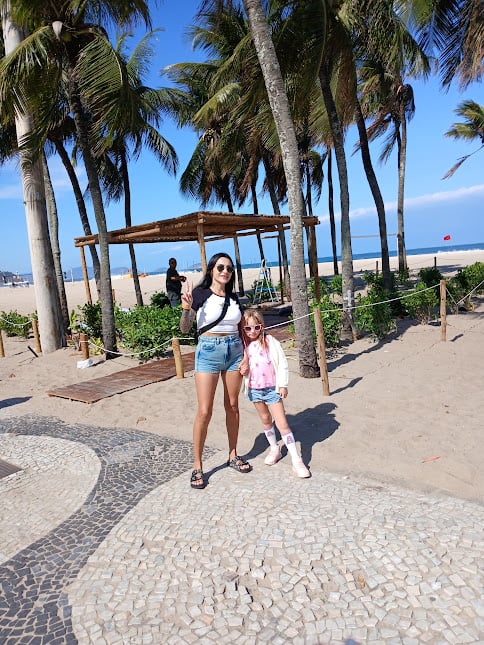 "Um brinde ao verão! Relaxando com uma caipirinha gelada e a brisa do mar. 🍹☀️"