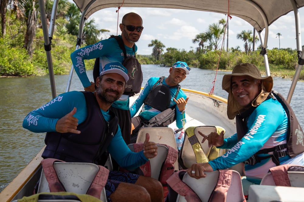 Organizadores na lancha de apoio
