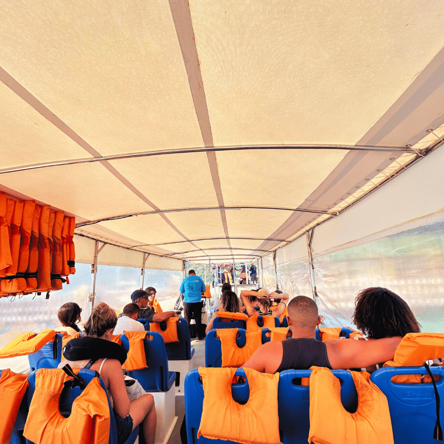 Parte interna do barco da travessia