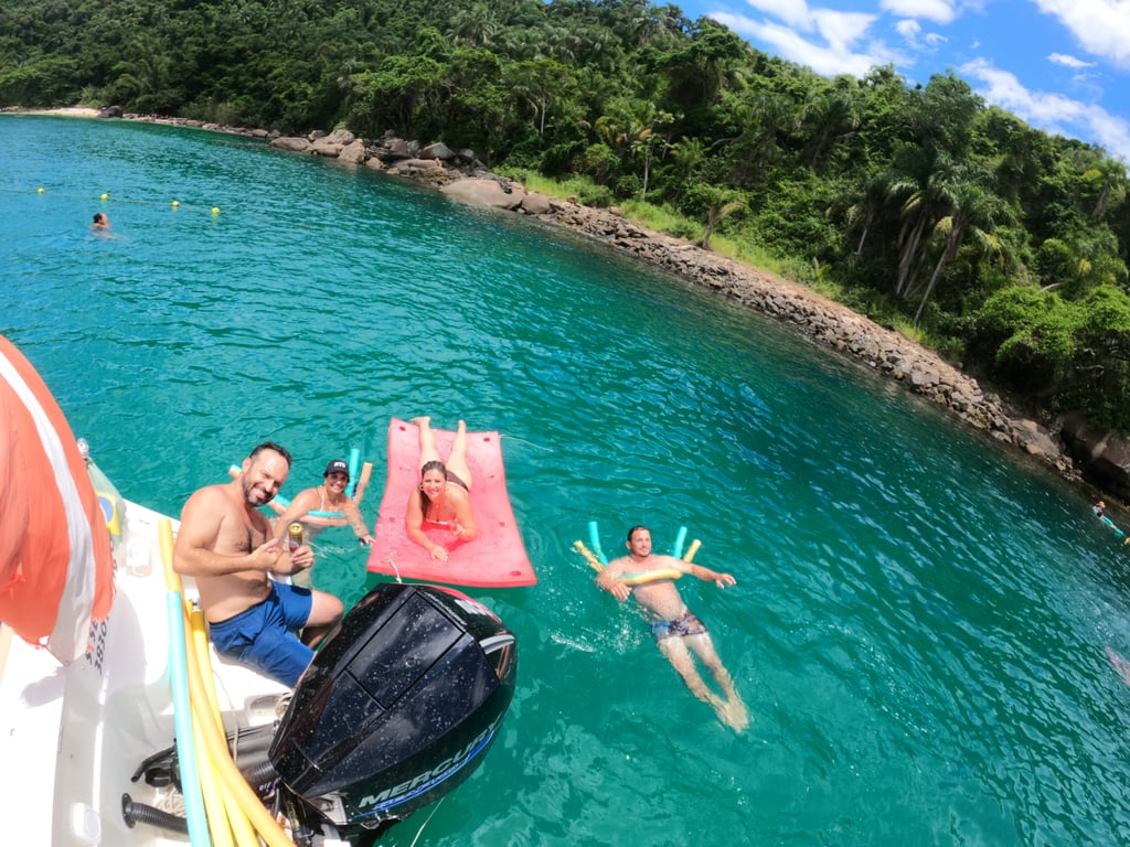 Vista da Ilha Anchieta em Ubatuba com águas cristalinas e praias paradisíacas, um dos destinos mais procurados para passeio de lancha