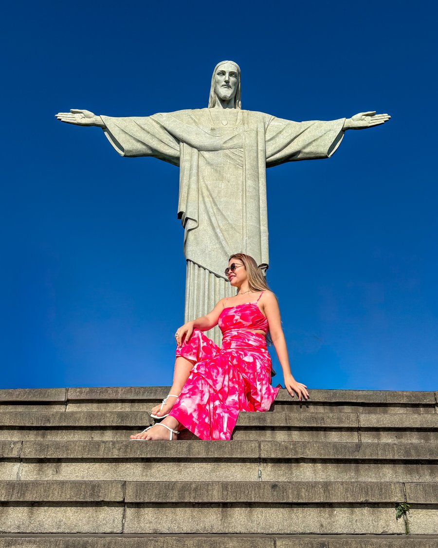 Fotos profissionais no Cristo Redentor com direção de poses. Ensaio fotográfico no Rio de Janeiro com cenário icônico.