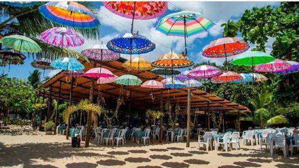 Aproveite o tempo livre para experimentar a culinária baiana em restaurantes à beira-mar, com opções de frutos do mar, moquecas e pratos típicos.