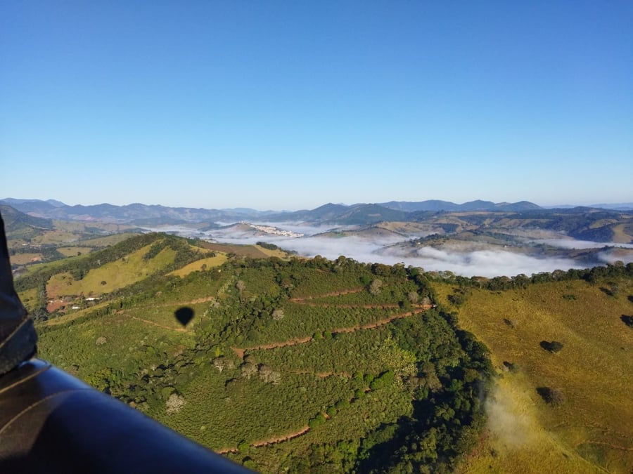 Paisagem exuberante da serra da Mantiqueira com a sombra do balão | Flat Balonismo
