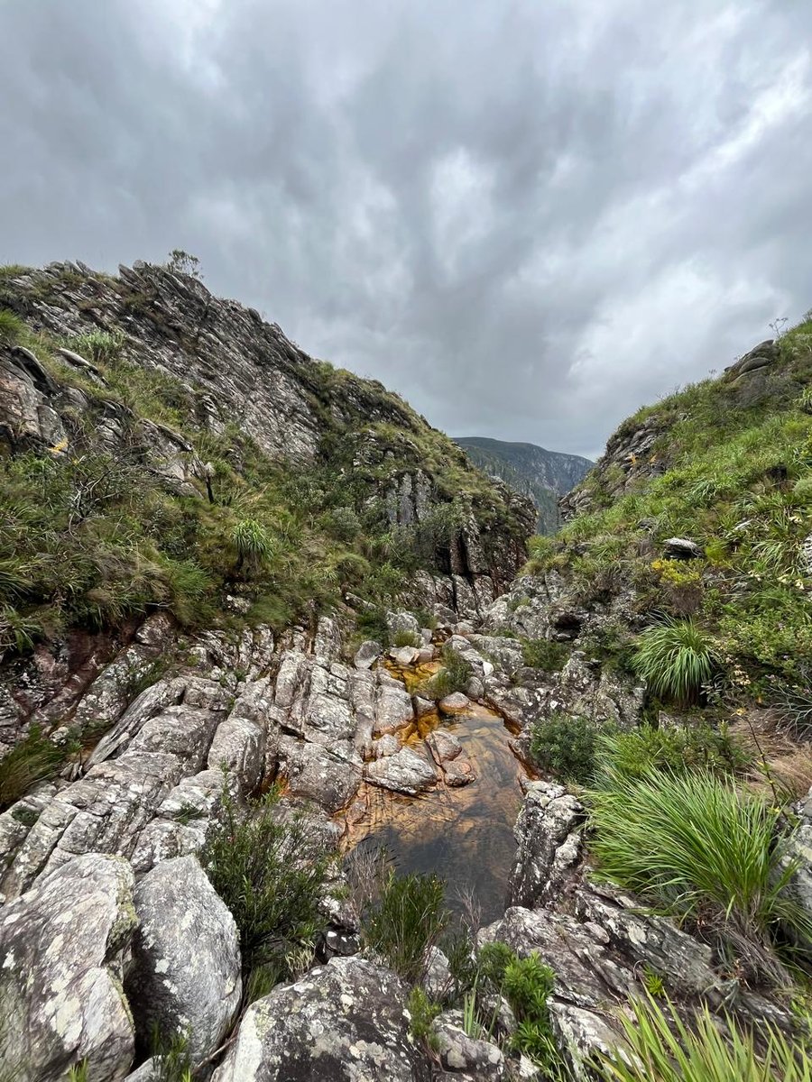 Um ponto de pausa onde a água convida a respirar fundo e seguir renovado.