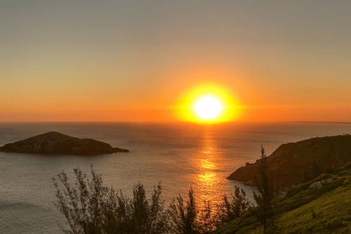 O Melhor Passeio de Barco ao Pôr do Sol em Arraial do Cabo