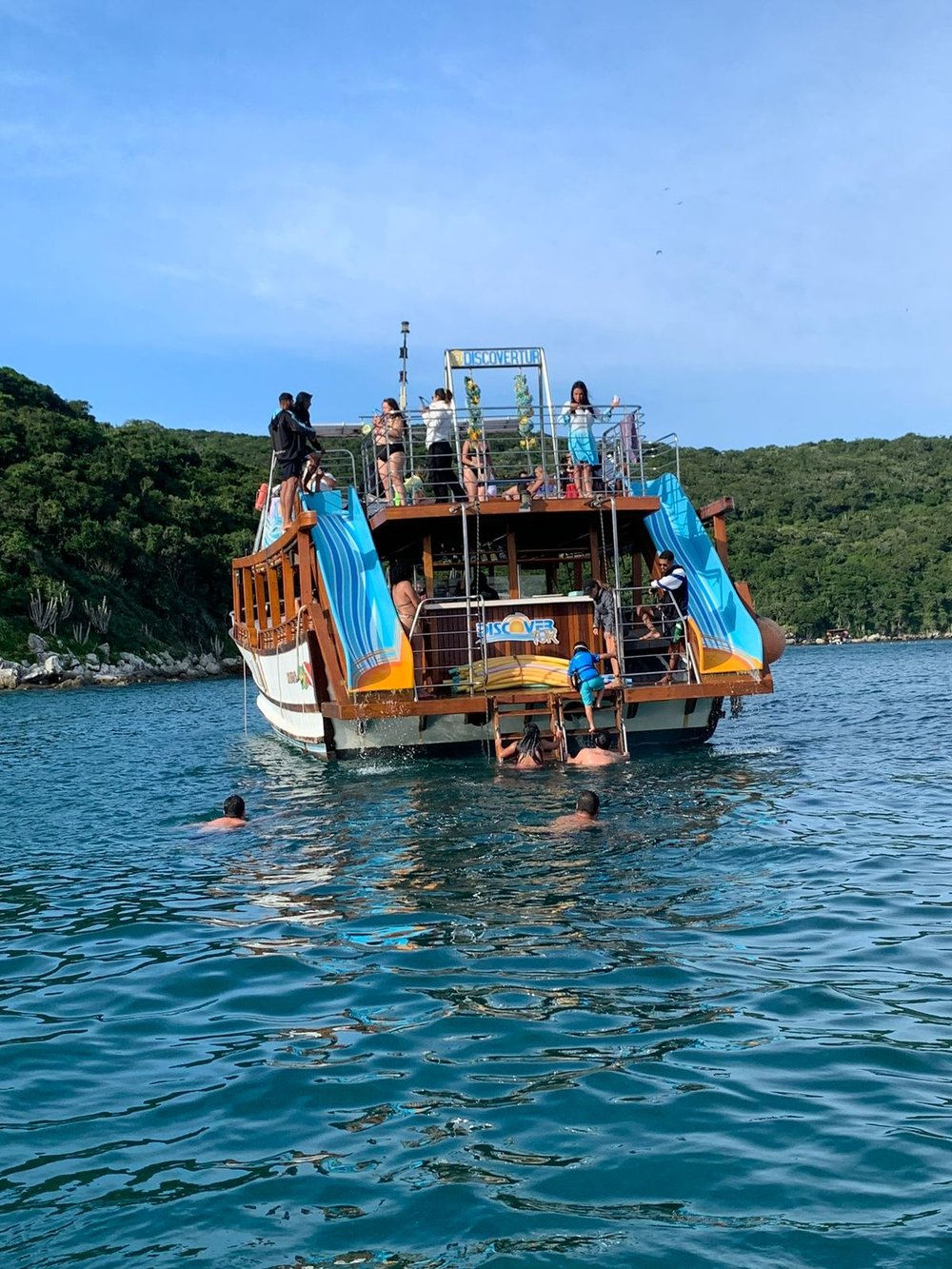 Passeio de Barco com Escorrega em Arraial do Cabo