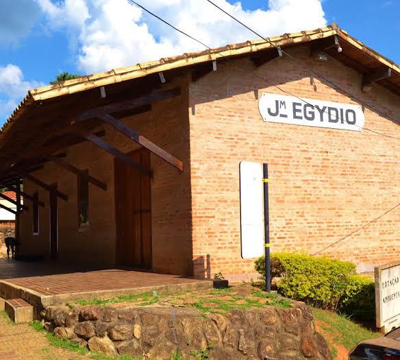 Situada bem no coração do distrito, a pequena estação ferroviária de Joaquim Egídio é uma reconstrução da antiga estação datada de 1889 e que foi destruída na década de 80. A nova construção foi finalizada em 2000 e hoje abriga a Estação Ambiental, que é um centro de preservação da memória do distrito e um espaço para exposições, atividades culturais e artisticas.