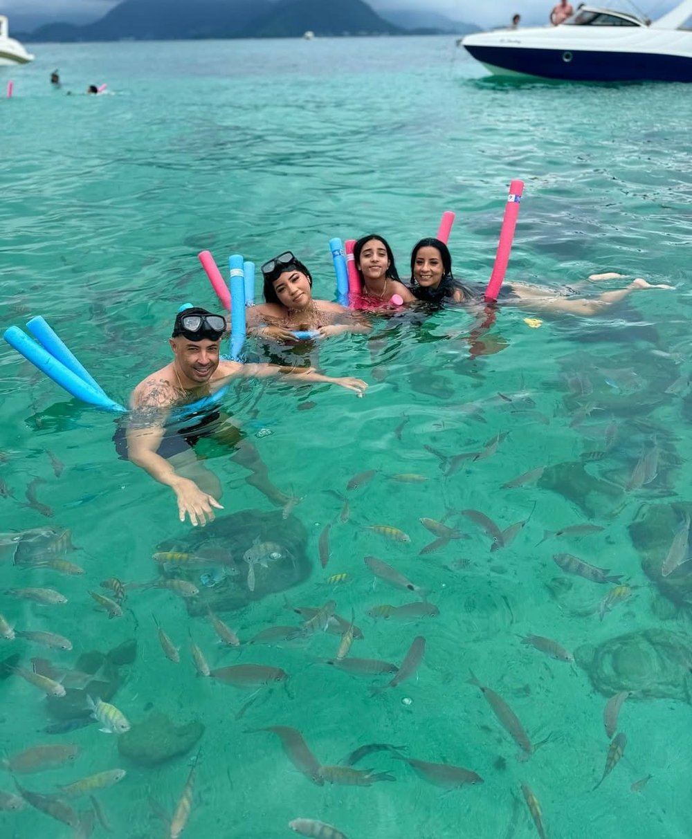 mergulhe com peixinhos na piscina natural da praia de fora na ilha das couves 