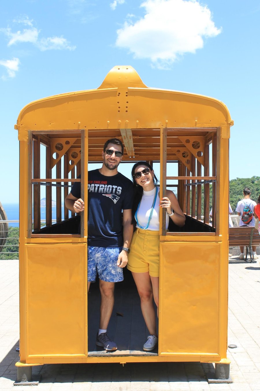 Explore o Rio de Janeiro em um passeio inesquecível pelos ícones Cristo Redentor, Maracanã e Bondinho do Pão de Açúcar, garantindo momentos emocionantes e vistas deslumbrantes!