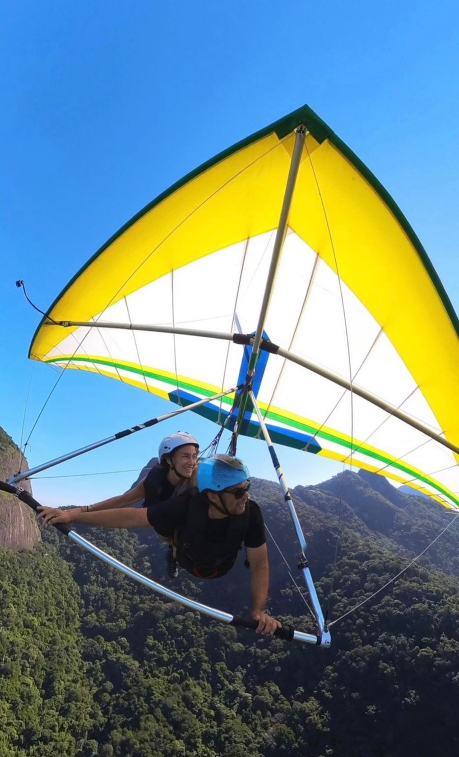 Alguns negociam metas. Outros negociam limites com a própria coragem. Voar sobre o Rio é sobre isso Voar de parapente ou asa delta não tem explicação 