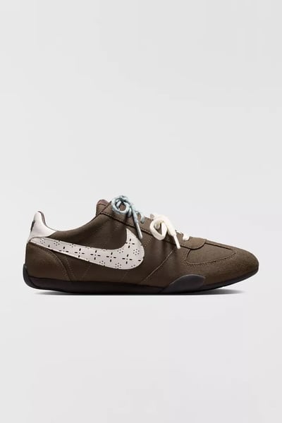 Nike 復古跑鞋新品上架！Moon Shoe OG 女款穿搭掀話題 5