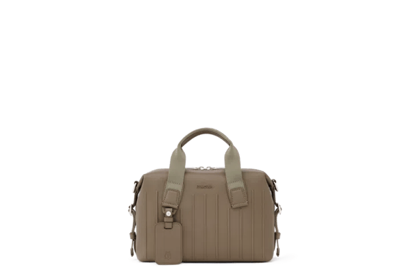 RIMOWA Never Still Leather Crossbody Bag：極簡輕裝的小型斜背包