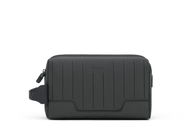 RIMOWA Never Still Leather Toiletry Bag：補齊旅行皮件的盥洗收納包