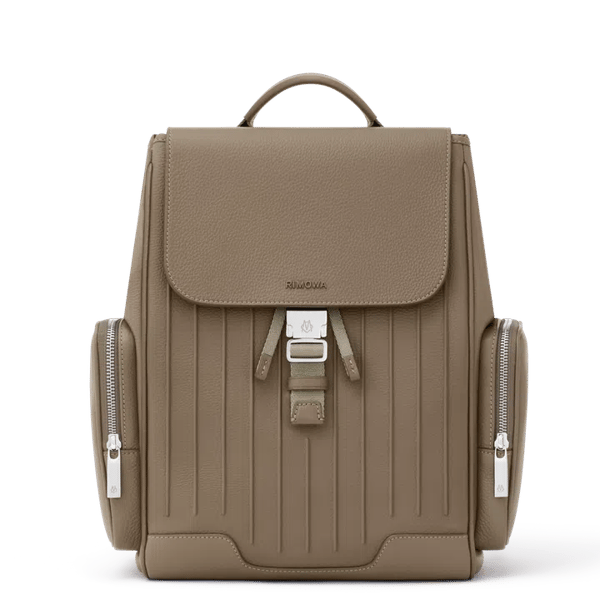 RIMOWA Never Still Leather Flap Backpack：兼顧通勤與旅行的皮革後背包