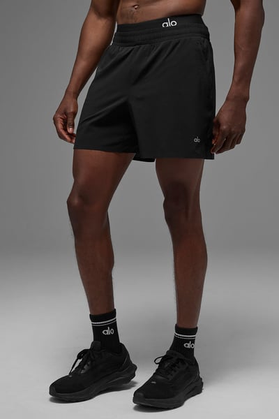 Alo Yoga 5" Traction Shorts 男款運動短褲