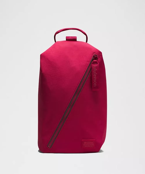 Lululemon 配飾包包最低 5 折，迷你肩背包、後背包到 9L 大容量包款，最高現省 NT$1430 5